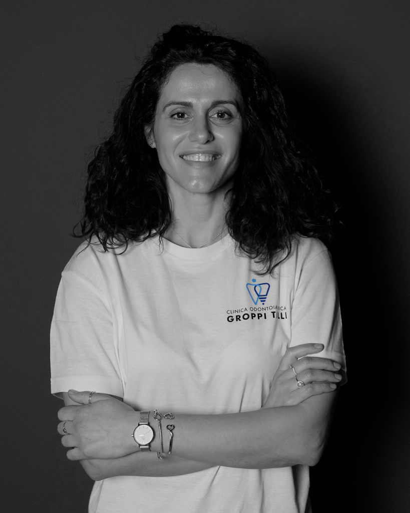 foto-drssa-besmira-n3-in-bianco-e-nero-formato-1080-x-1350 foto-drssa-besmira-n3-in-bianco-e-nero-formato-1080-x-1350